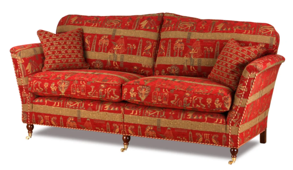 Sofa im englischen Stil mit Polsterkissen und eleganten Holzfüßen