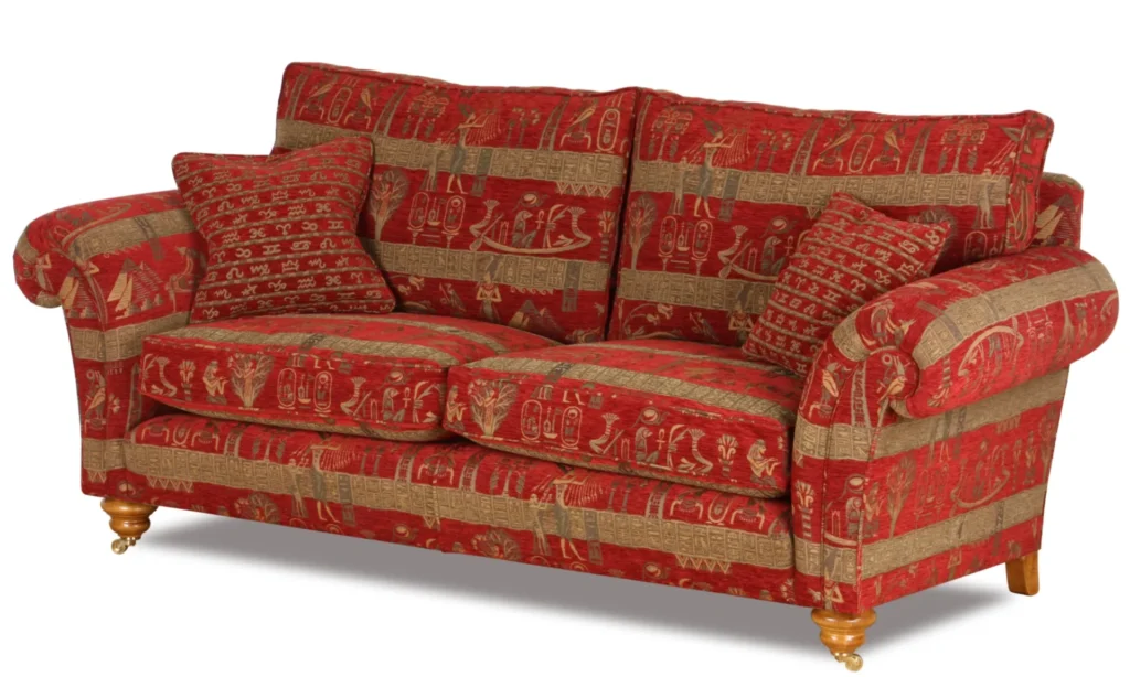 Sofa im englischen Landhausstil mit typisch britisch gerollten Armlehnen und Holtfüßen