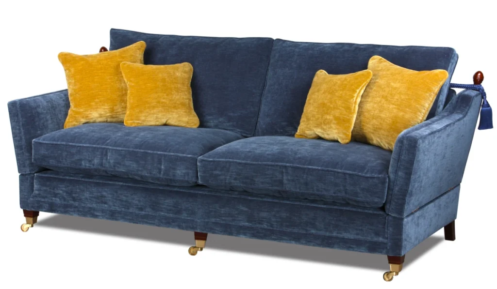 Knole Sofa in blauem Samt Stoff und gelben Kissen